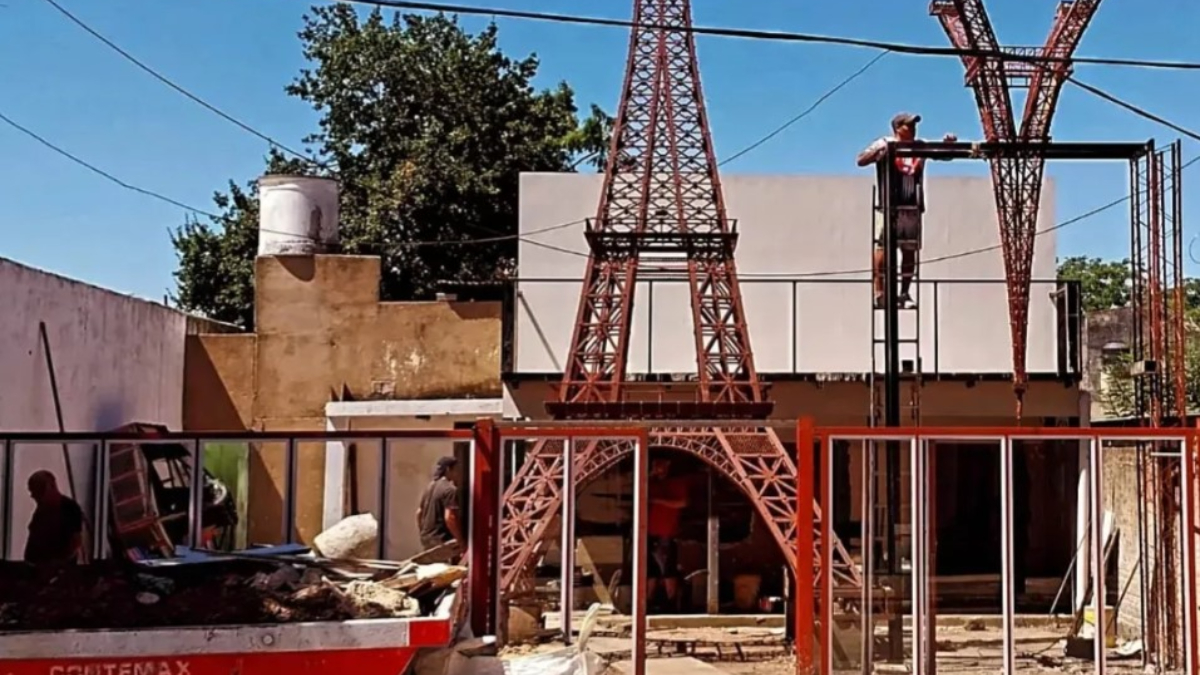 La nueva obra de arte de Rubén Díaz, la segunda Torre Eiffel que tendrá Ituzaingó, en un terreno sobre la avenida Ratti.