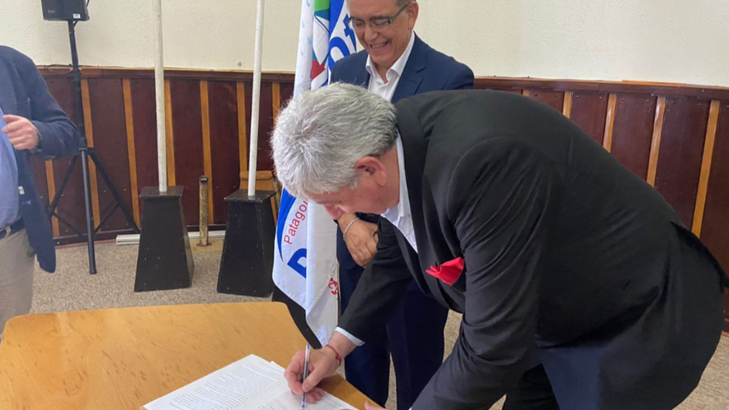 El intendente barilochense Walter Cortés firma el nuevo lazo entre la ciudad de Bariloche y Puerto Montt.