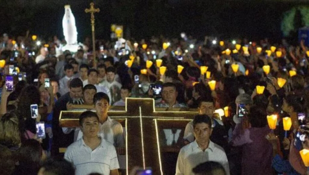 La procesión de la Virgen de Lourdes porlas calles de Santos Lugares es la más convocante del Conurbano bonaerense.