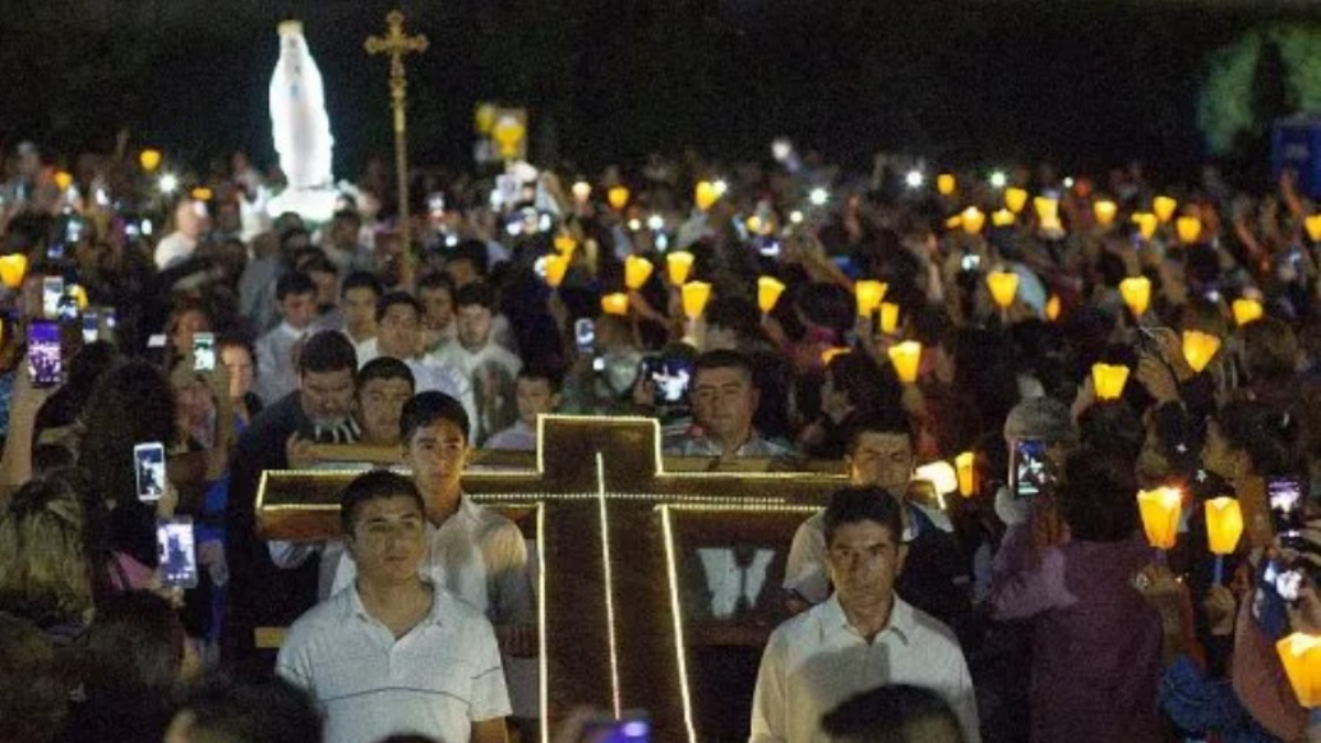 La procesión de la Virgen de Lourdes porlas calles de Santos Lugares es la más convocante del Conurbano bonaerense.