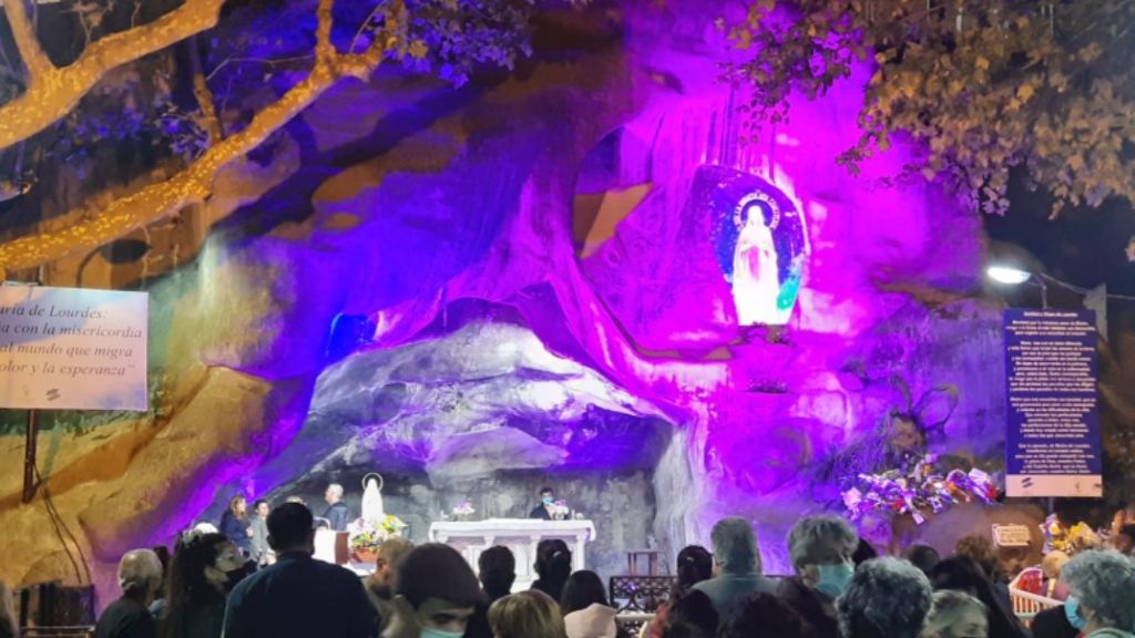 La Virgen de Lourdes, en la gruta que le construyeron en su honor en el Santuario de Santos Lugares.