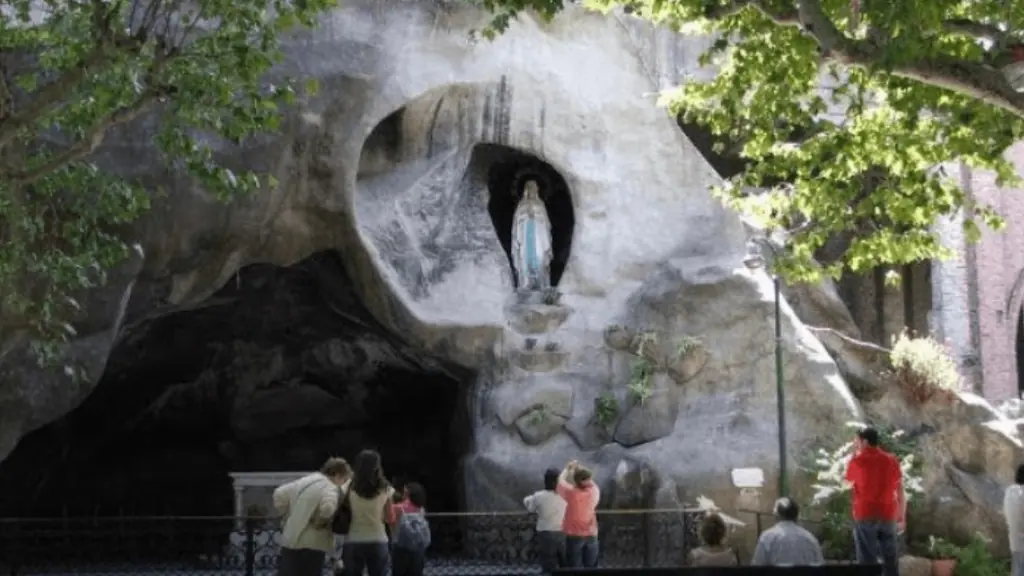 La gruta de la Virgen del Lourdes en el San tuario de Santos Lugares, un lugar venerado por el catolicismo argentino.