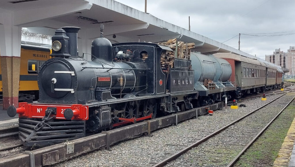 El Ferroclub de Sáenz Peña queda en la estación Coronel Lynch del Ferrocarril Urquiza, a metros de la avenida General Paz. Allí está la locomotora más vieja de Sudamérica.