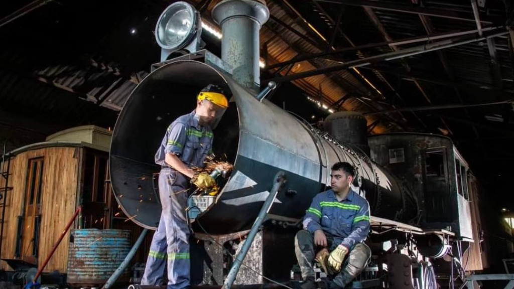 En el Ferroclub Lynch restauran antiguas máquinas ferroviarias de más de un siglo de vida.