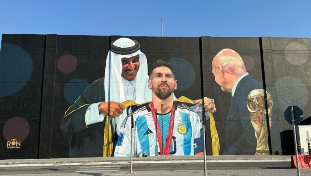 El nuevo mural de Martín Ron en el barrio argentino de Doha, en Qatar, con la imagen de Messi siendo coronado en el Mundial 2022.