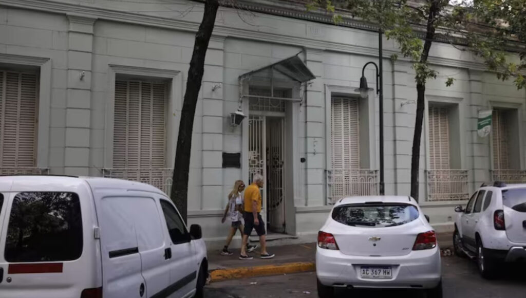 En el frente del Colegio San Fernando ya retiraron toda la cartelería de la institución. Solo hay una histórica placa de bronce.