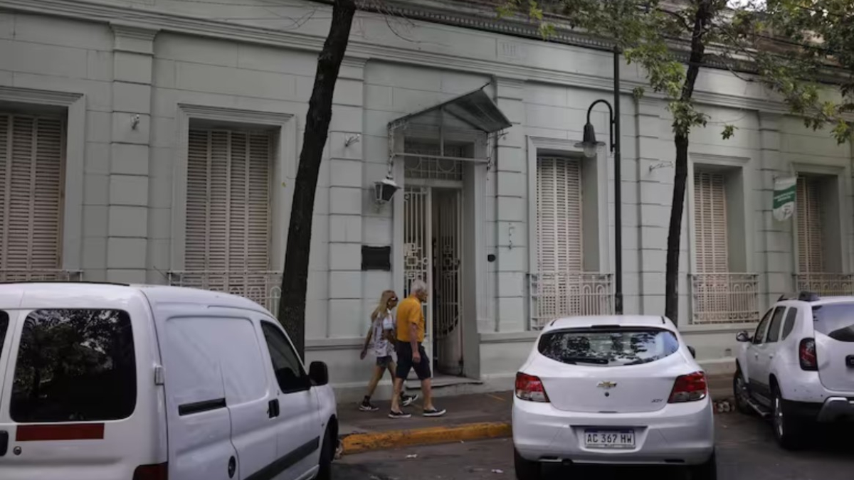 En el frente del Colegio San Fernando ya retiraron toda la cartelería de la institución. Solo hay una histórica placa de bronce.