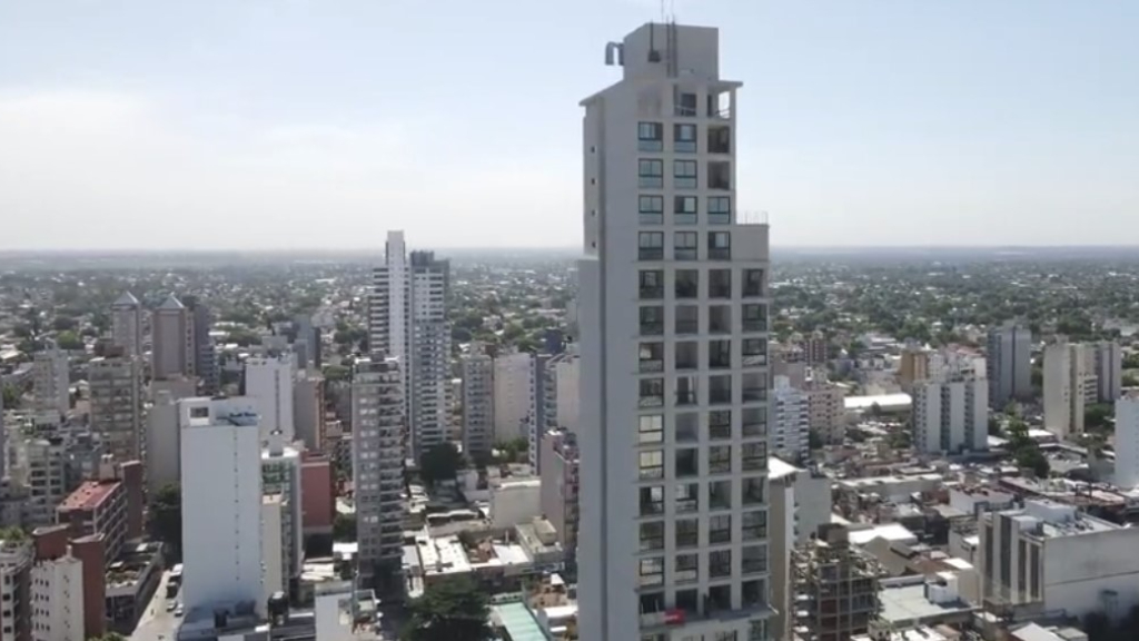 La impactante diferencia entre la Torre Skyline de Lomas de Zamora, en medio del paisaje urbano del sur.
