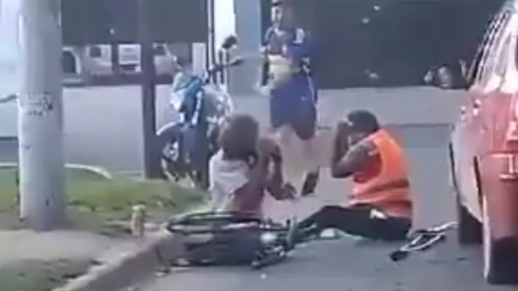 La imagen de la pelea entre dos discapacitados en Tristán Suárez de la que hablan todos.