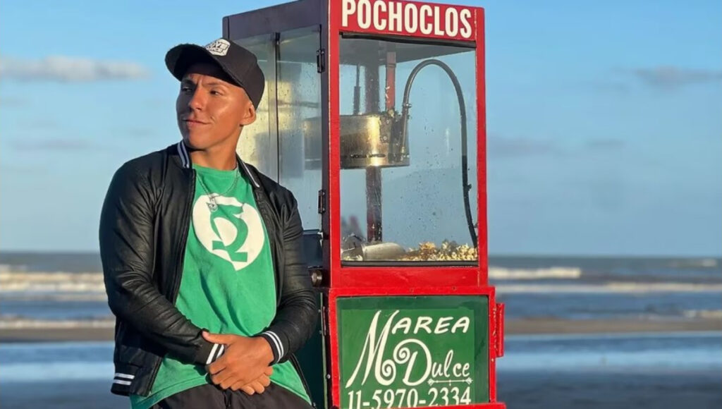 Facundo Chocobar, el pibe de Quilmes que la rompe con los pochoclos y el baile en las playas de San Bernardo y Mar de Ajó.
