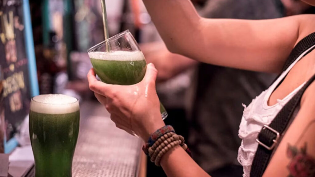 Cerveza verde en honor a Irlanda, la tierra de San Patricio, que traslada su festejo con increíbles promos en Tres de Febrero.