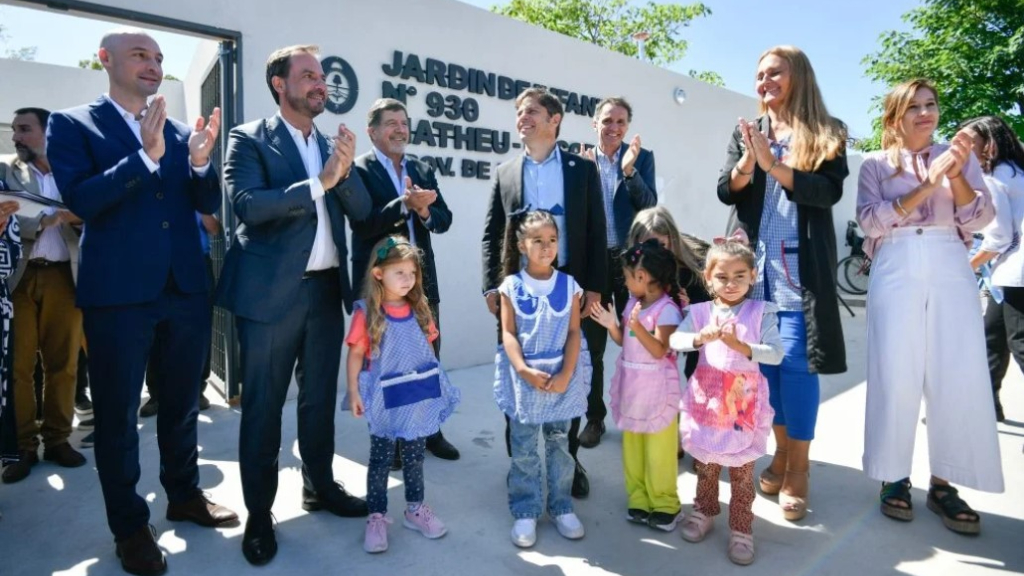 El intendente de Escobar, Ariel Sujarchuk, junto al gobernador Axel Kicillof durante la inauguración de Jardín de infantes 930 del Barrio Itatí.
