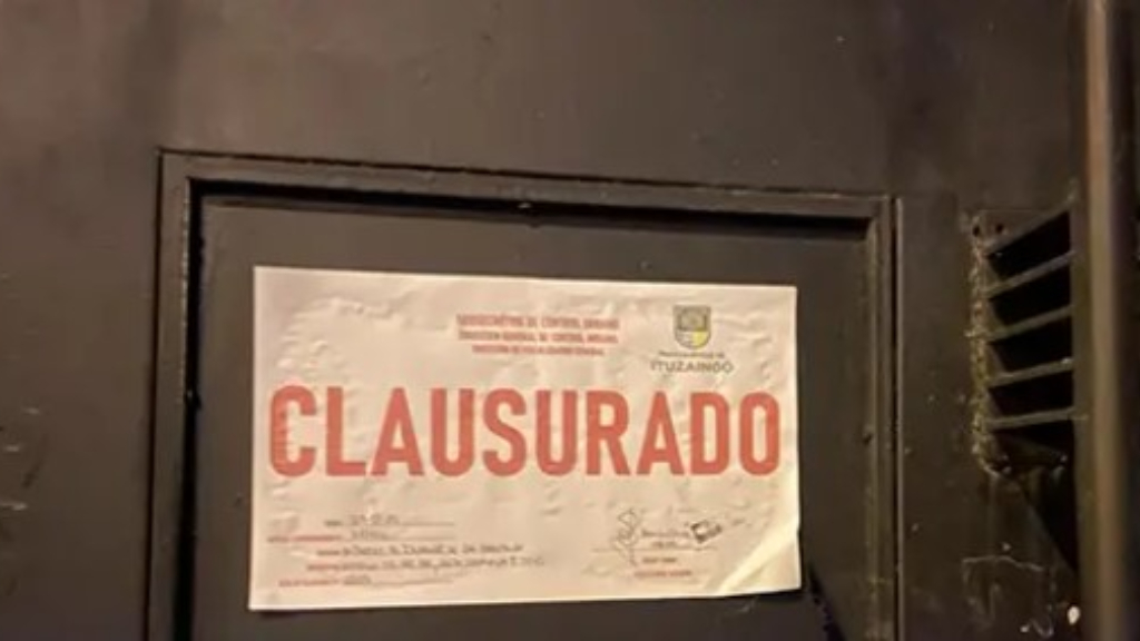 La faja de clausura que la Comuna de Ituzaingó puso en el boliche Club Leloir.