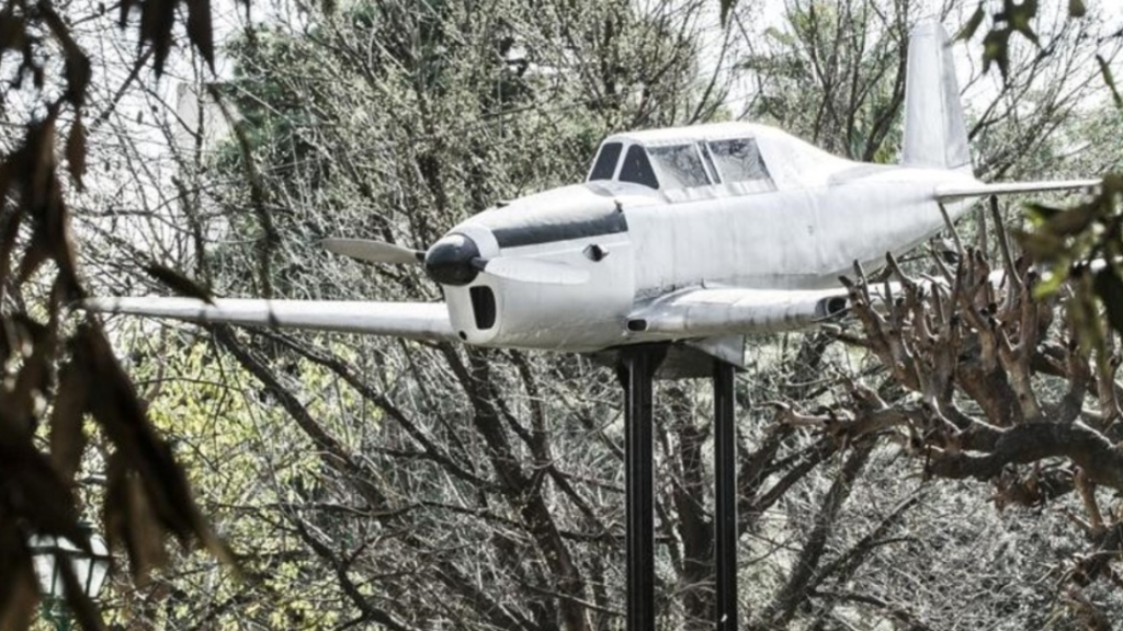 La Plaza del Aviador, homenaje a los primeros pilotos que aterrizaban en El Palomar.