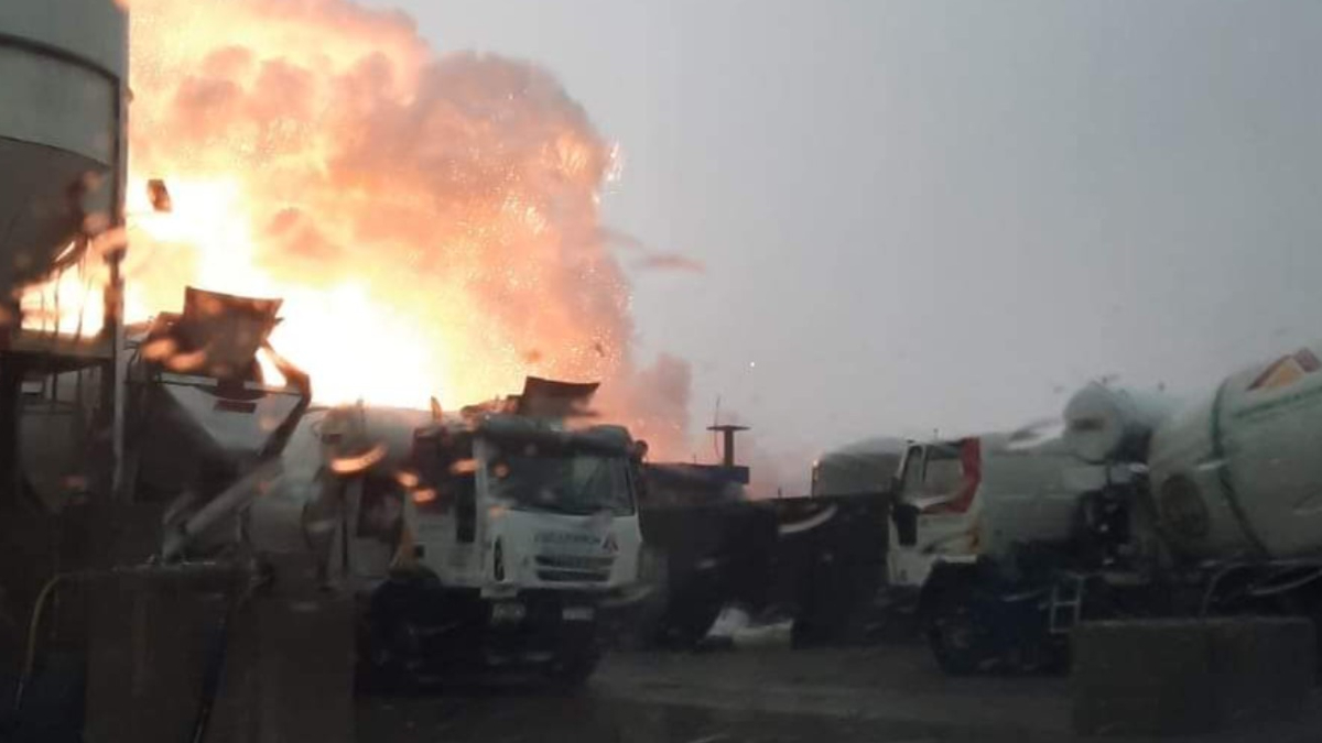 Una impactante imagen de la explosión posterior al instante de la caida del rayo en La Matanza, en plena tormenta, este martes 12 de marzo.