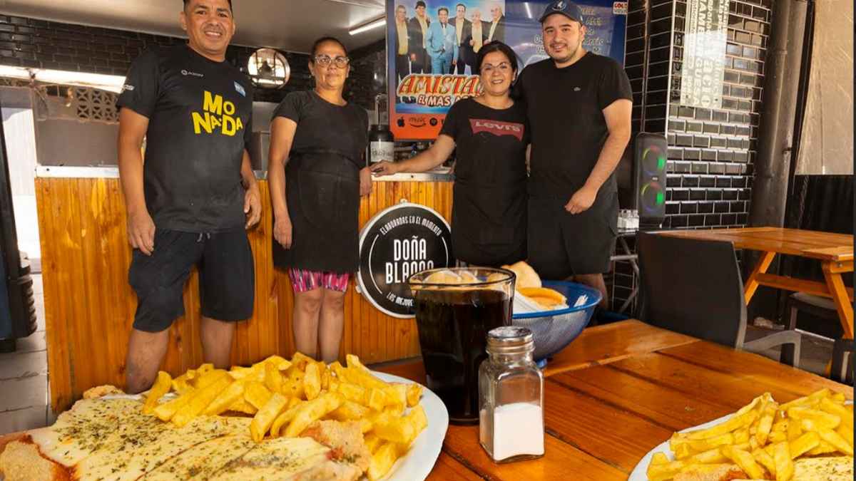 Las milanesas de Doña Blanca, el restaurante que hace feliz a Carlitos Tevez y a cientos de vecinos de Fuerte Apache y Tres de Febrero.