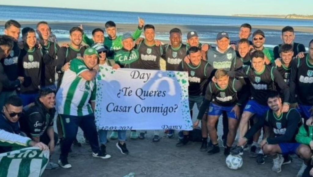 Jugadores y cuerpo técnico de San Miguel, junto a Damián Morazzo y Daiana Barbero, tras el pedido de casamiento en las playas de Puerto Madryn.