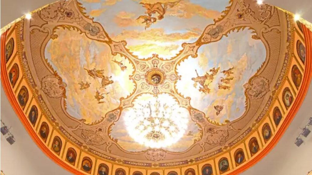 La fantástica cúpula del Teatro Roma de Avellaneda fue pintada en 1913.