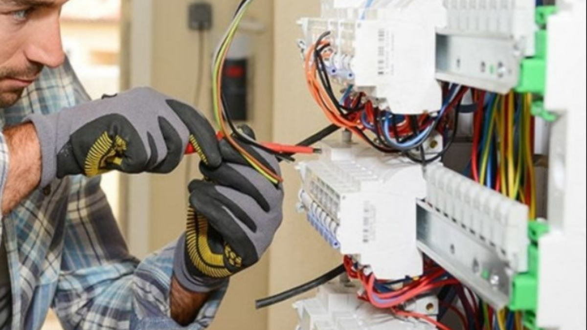 El curso de instalaciones eléctricas de 1.000 voltios lo dictan profesionales del Universidad Tecnológica de Avellaneda.