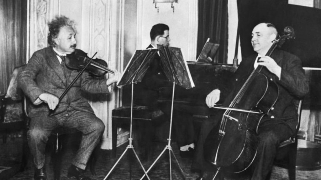 Albert Einstein y tocando su violín al que llamaba Lina. La foto sería dentro de la casona de Llavallol donde estuvo entre el 5 y el 8 de abril de 1925.
