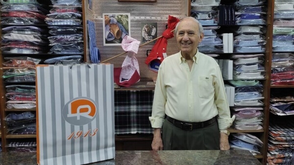 Antoine Aon, el histórico comerciante de Pilar que lleva las riendas de "La Reina", la tienda de indumentaria que va a cumplir 111 años.