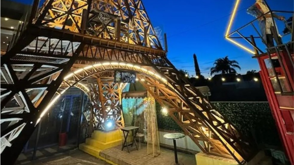 Las mesitas de The Tower Beer House estaban debajo de los pilares de la Torre Eiffel construida en Lavalleja 40, Ituzaingó.