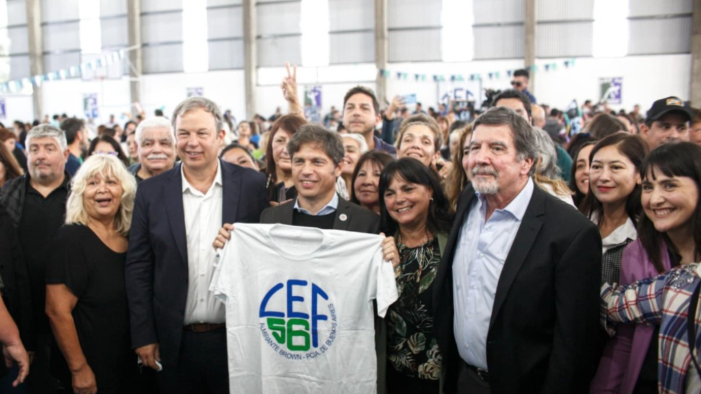 Mariano Cascallares, Axel Kicillof y el ministro Sileoni, durante la inauguración del nuevo polideportivo de Don Orione, en Almirante Brown.