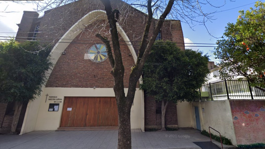 El frente de la Parroquia Nuestra Señora de Luján, sobre la calle Independeincia al 1800, en Villa Adelina, San Isidro.