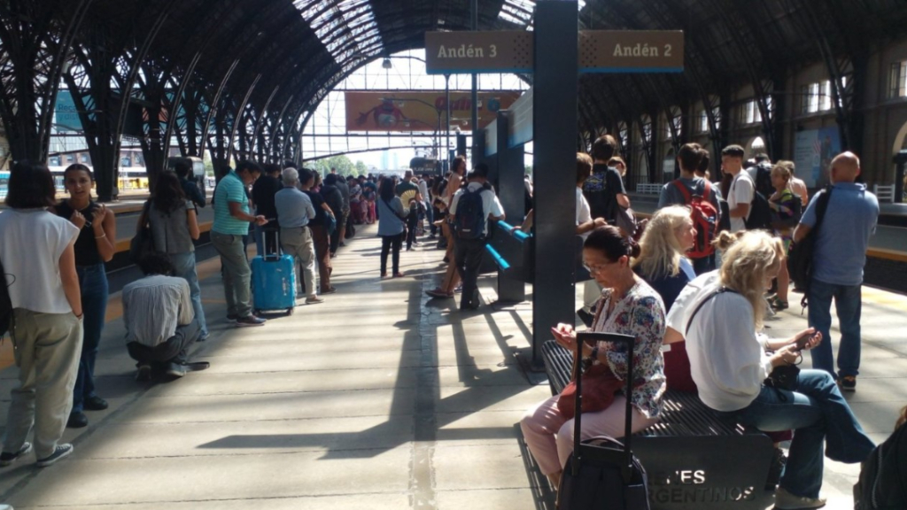 Retiro, la cabecera del tren Mitre, con largas files de pasajeros esperando el tren.