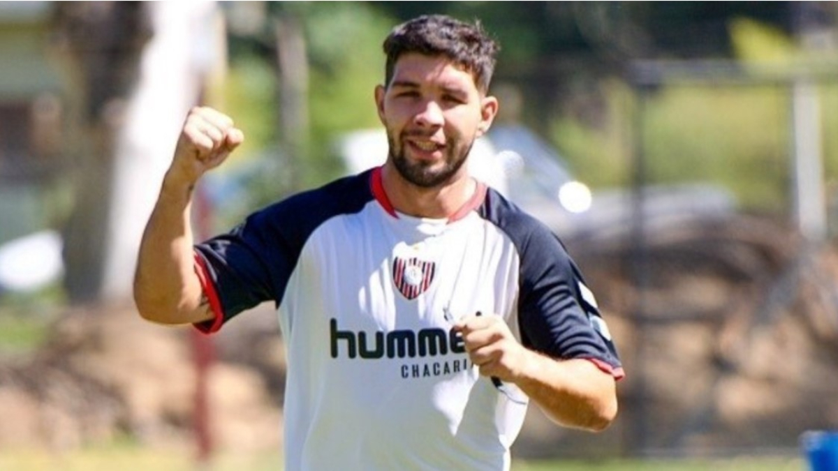 Luciano Perdomo en el entrenamiento de Chacarita, que hoy juega contra Tigre el partido suspendido por Copa Argentina.