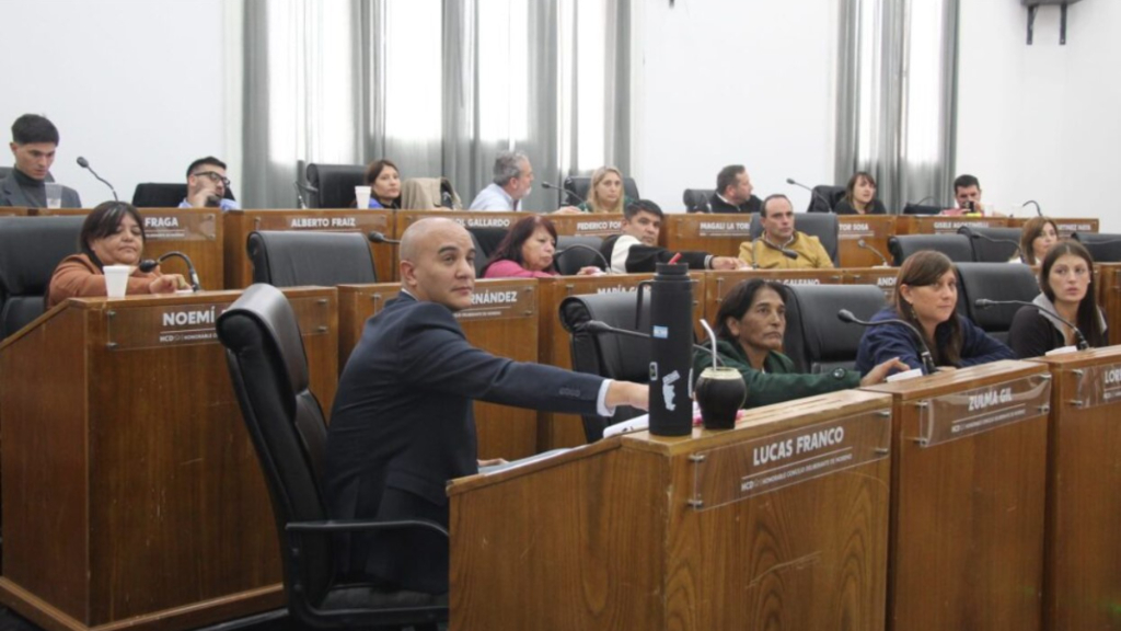 El Concejo Deliberante de Moreno aprobó la nueva tasa. En la imagen se ve al concejal Lucas Franco en primer plano.
