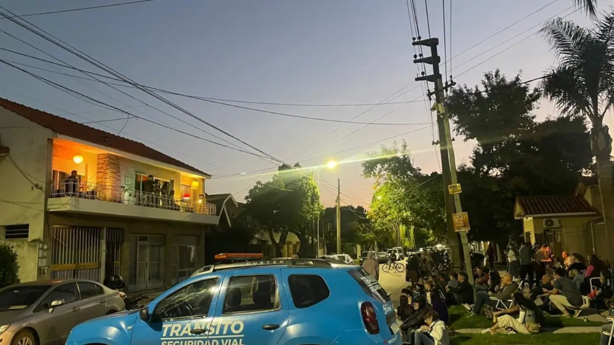 Las reuniones de 'Música en el Balcón', en Temperley, son cada vez más numerosas y ya cuentan con control de la Comuna lomense.