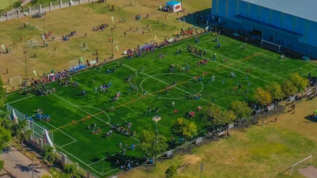 Una vista aérea de la nueva cancha de césped sintético del Polideportivo 2 de San Fernando.