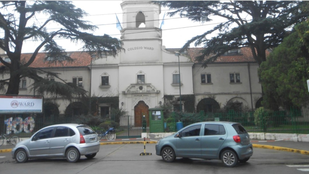 La entrada del Colegio Ward, en Villa Sarmiento, Morón, está sobre la calle Concejal Héctor Coucheiro, que cambío su sentido de circulación.