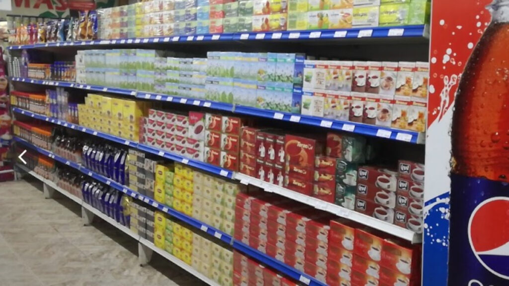 En Morón, nueve supermercados venderán tres canastas básica de productos a distintos precios.