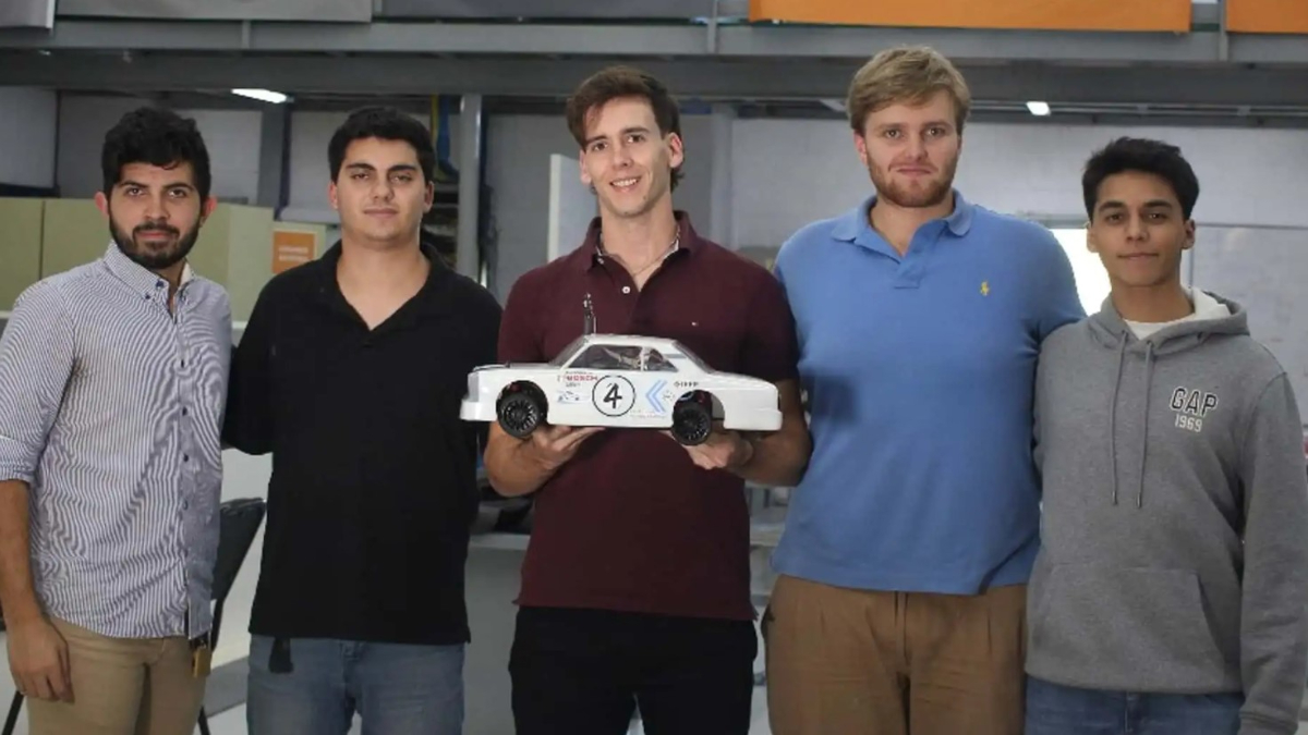 Los integrantes del equipo de la Universidad Austral de Pilar que crearon e primer Torino autónomo e irán a correr a Rumania.