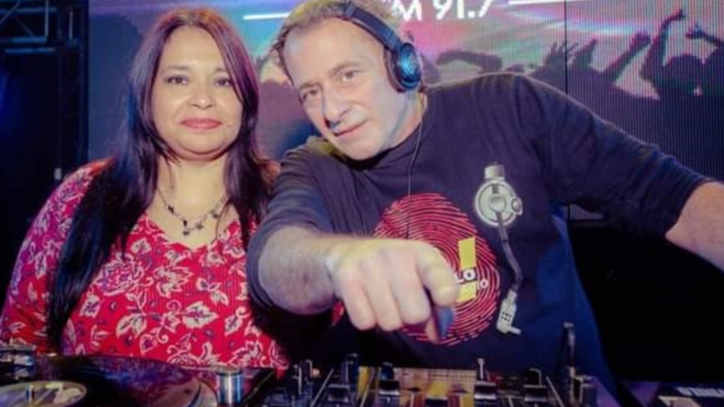 Jaime Niederer, DJ Jay, y su pareja Adriana durante una de las fiestas retro de los vinilos.