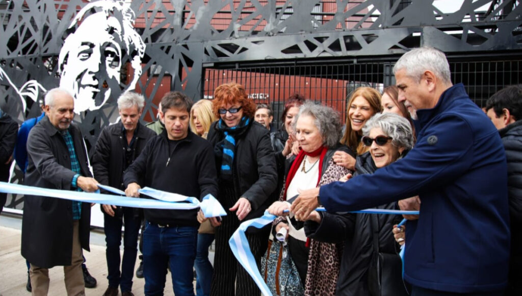 El intendente Jorge Ferraresi, el gobernador Axel Kicillof, funcionarios y artistas inauguraron el nuevo Centro Cultural Kirchner en la Isla Maciel.