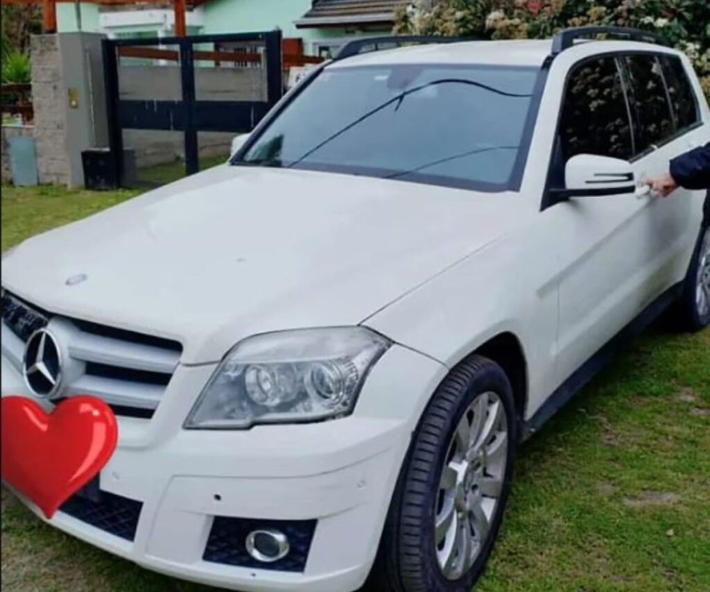Un lujoso Mercedes Benz, entre los autos que maneja habitualmente Sebastián Infanzón, el periodista partidario de Boca que fue detenido en Córdoba.