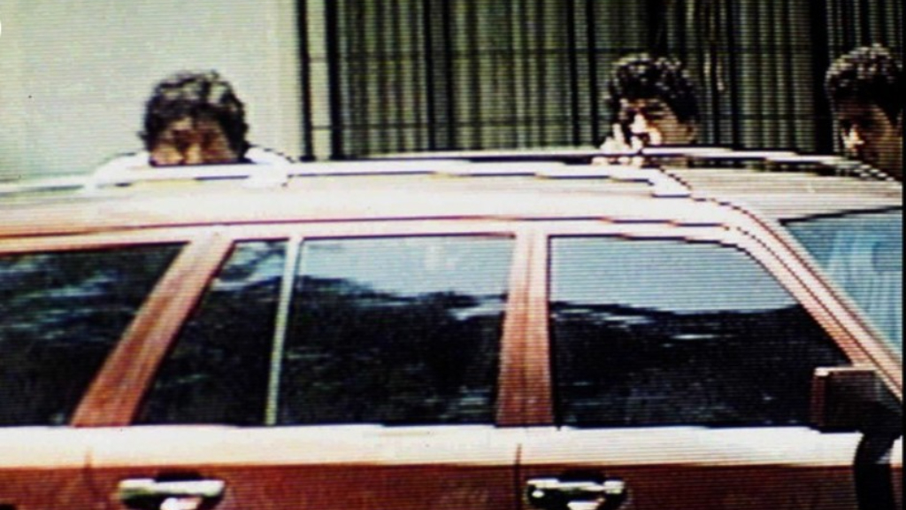 Diego Maradona, rodeado por su hermano Lalo y su amigo periodista Lito Pintos, les dispara a los reprteros gráficos que hacían guardia en la puerta de su quinta de Moreno el 2 de febrero de 1994.
