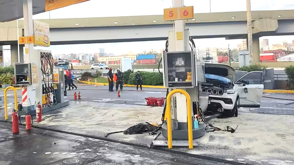 La camioneta de Tiago Palacios terminó incrustada en un surtidor de combustible de la estación de servicio Shell de la Autopista Illia.