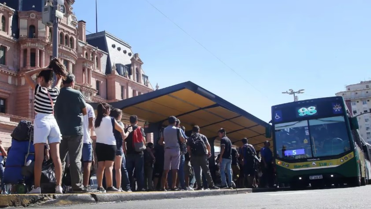 Las 31 líneas de colectivos de Capital Federal subirán mensualmente sus tarifas durante 2025. En el subte ocurrirá lo mismo.