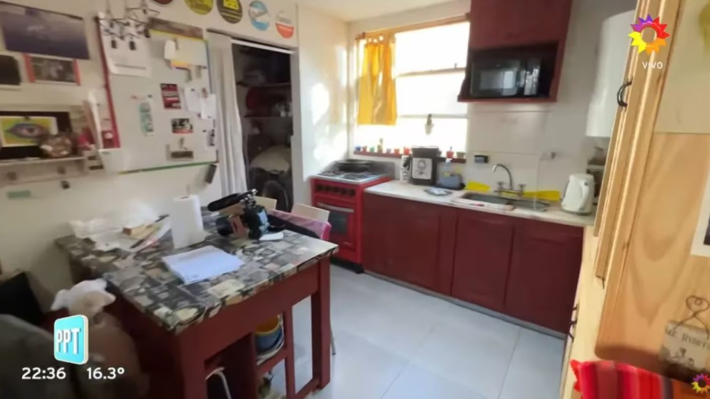 La cocina donde vive Rubén 'Pollo' Sobrero en su departamento que está pagando en Haedo, partido de Morón