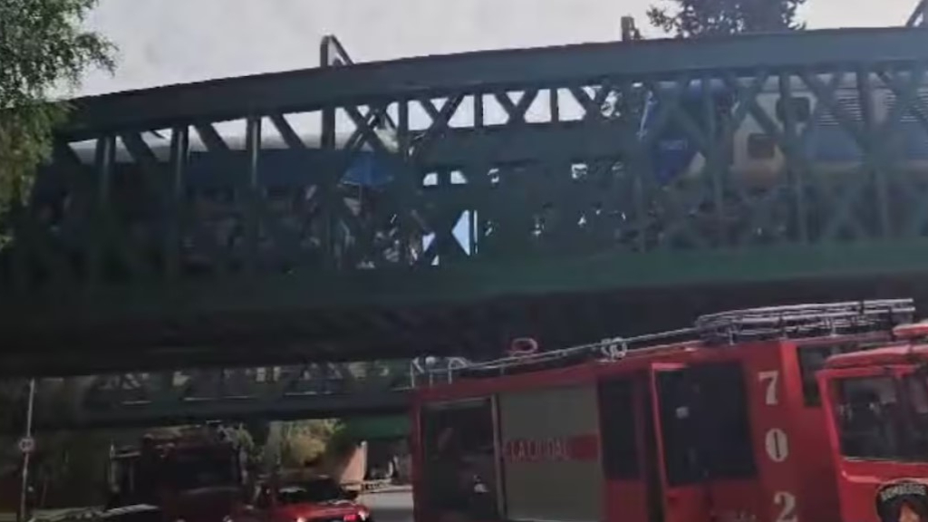 El impacto ocurrió sobre el puente que cruza por encima de la avenida Figueroa Alcorta, en los bosques de Palermo.