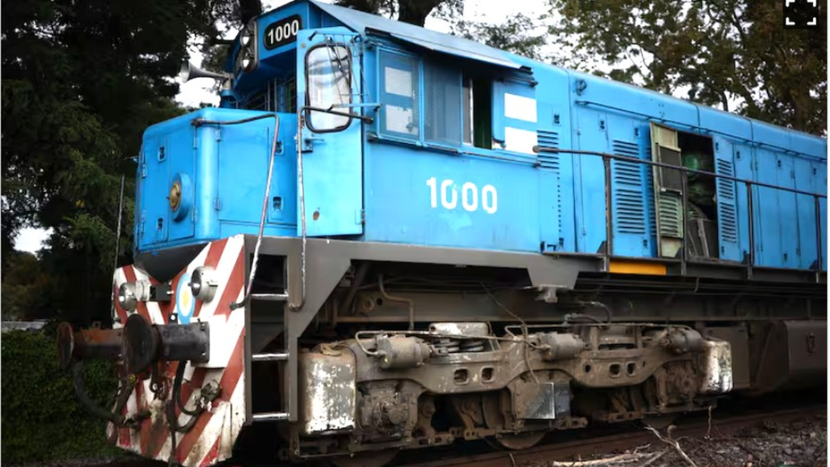 La locomotora del tren San Martín que fue embestida en el viaducto Palermo y provocó el descarrilamiento de varios vagones.