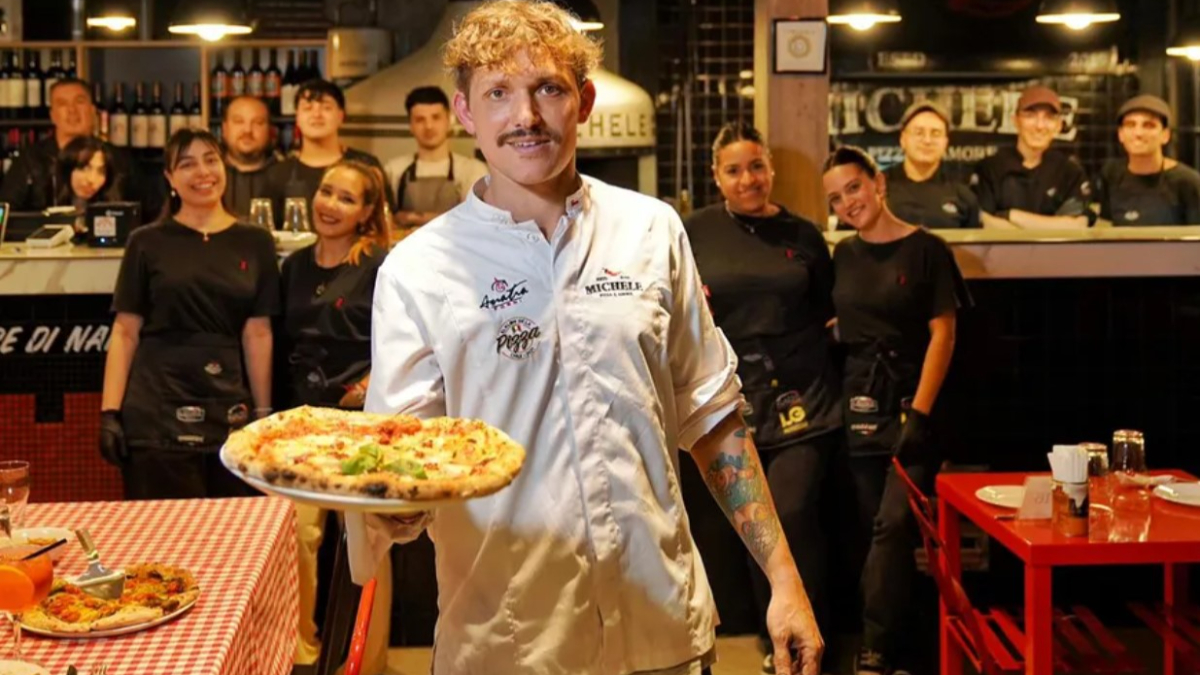 Facundo Pomponio y el equipo de Michele, la exquisita pizzería que tiene en su casa de Souriges, en Berazategui.