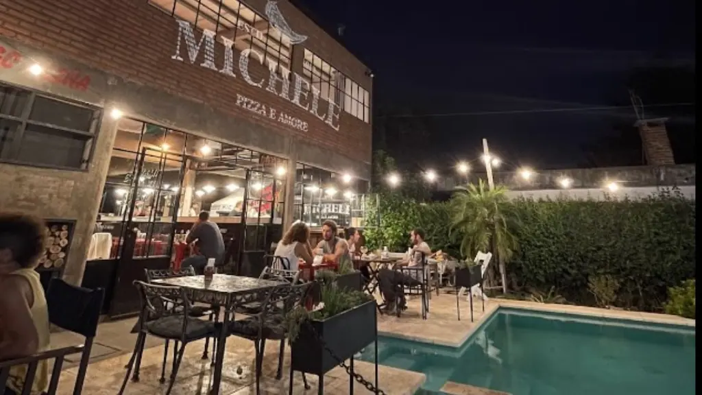 El cuidado ambiente de la Pizzería Michele, en Soriges, partido de Berazategui.