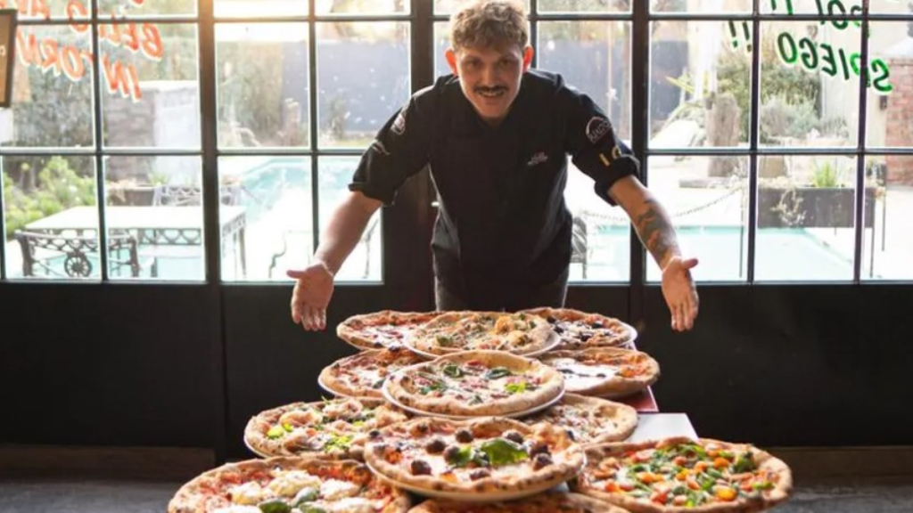 Montañas de pizzas en MIchele, la pizzería de Berazategui que busca ser seleccionada con una importante distinción internacional.