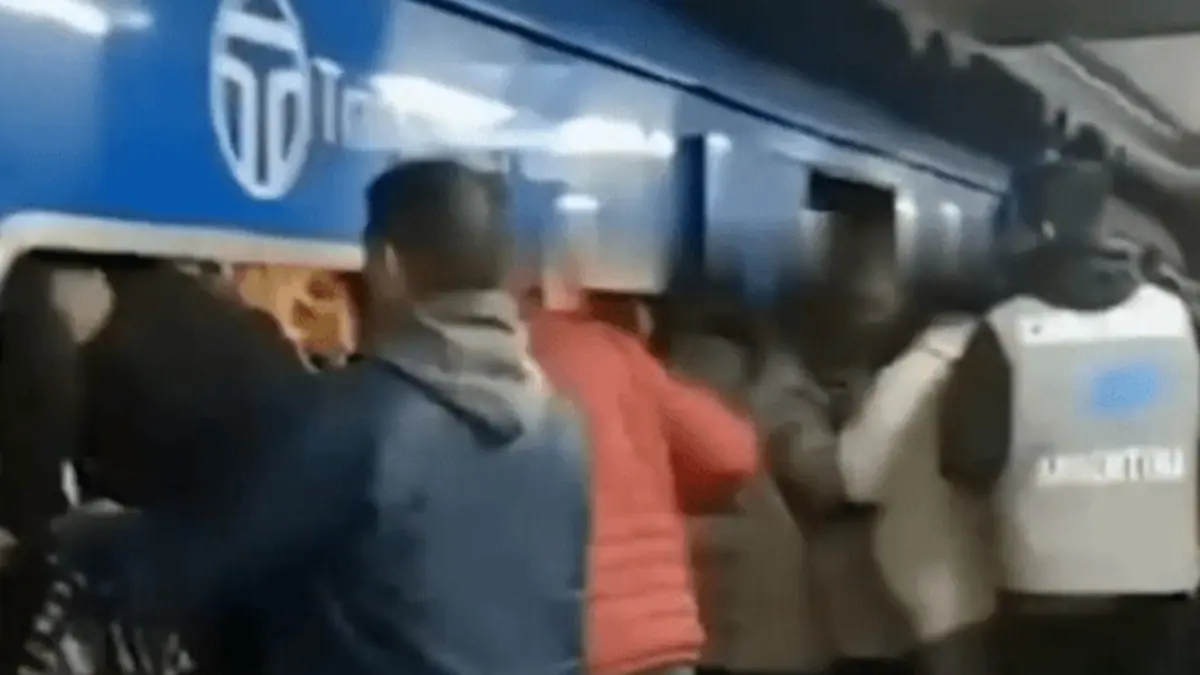 Empujones, hacinamiento y peligro en los vagones. Así se viaja cada día en el Tren San Martín.