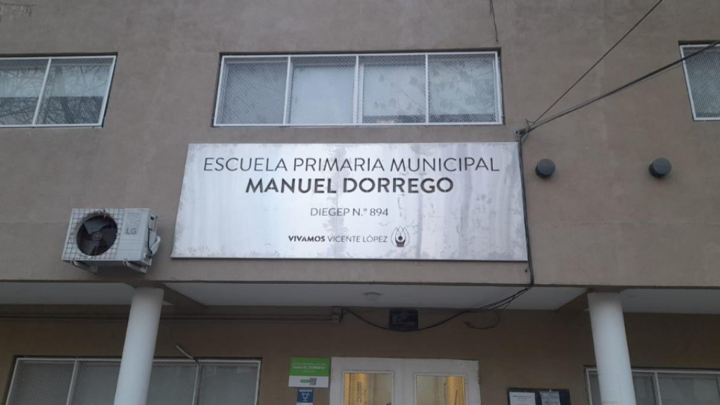 La Escuela Municipal Manuel Dorrego está en Gervasio Posadas 1115, en la localidad de Florida Oeste.